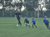 Laatste training S.K.N.W.K. JO10-1 (partijtje tegen de ouders) van woensdag 22 mei 2024 (31/133)